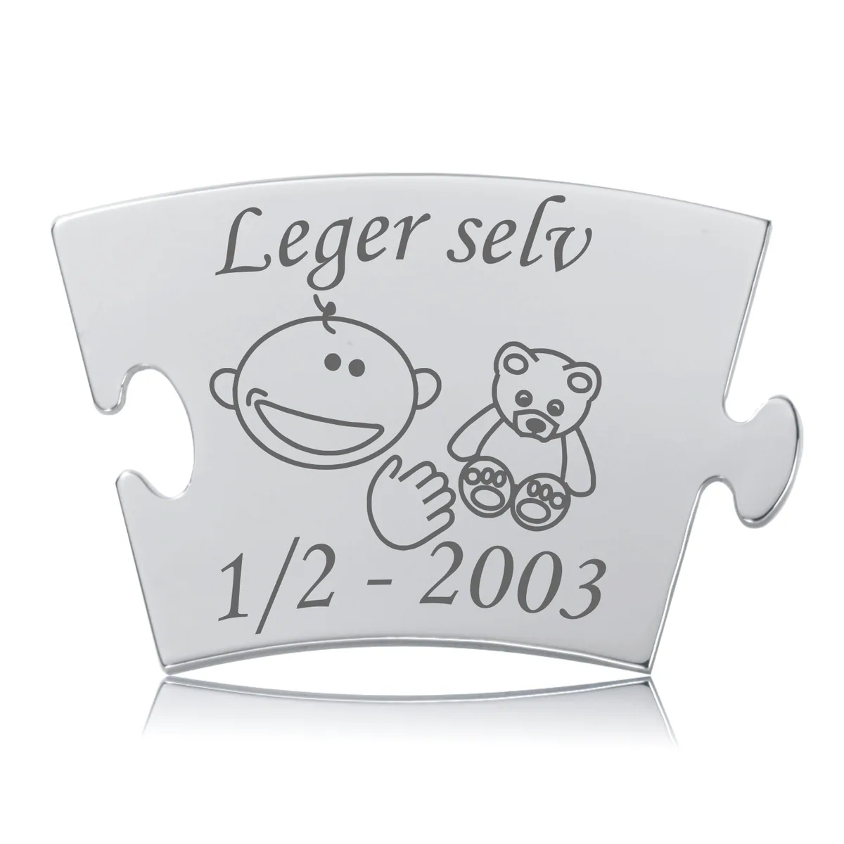 Memozz Classic brik "Leger selv" i håndpoleret rustfri stål med gravering af baby, bamse og teksten "Leger selv"