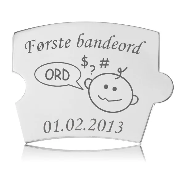 Memozz Spin brik i håndpoleret rustfrit stål med gravering af et lille barn og teksten "Første bandeord"