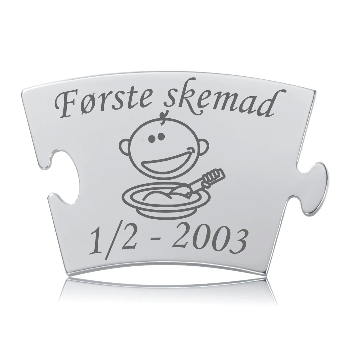 Memozz Classic brik "Første skemad" i skinnende rustfrit stål med et charmerende børne- og ske-motiv. Den perfekte gave til barnets milepæle.