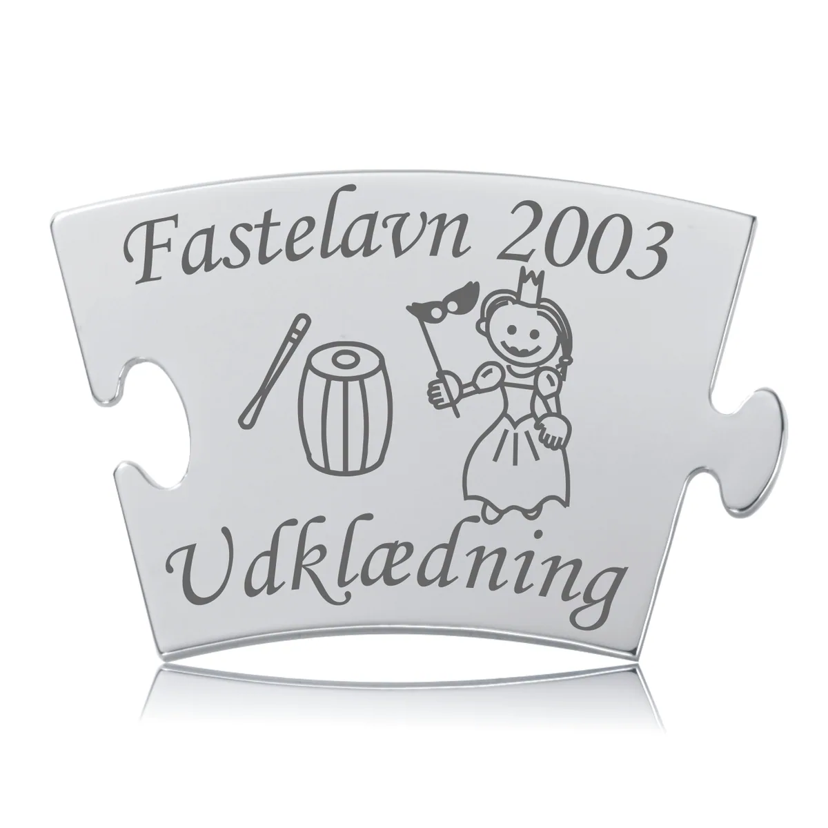 Fastelavn prinsesse mindebrik i sølvfarvet stål med lasergraveret prinsesse, tønde og teksten "Udkældning".