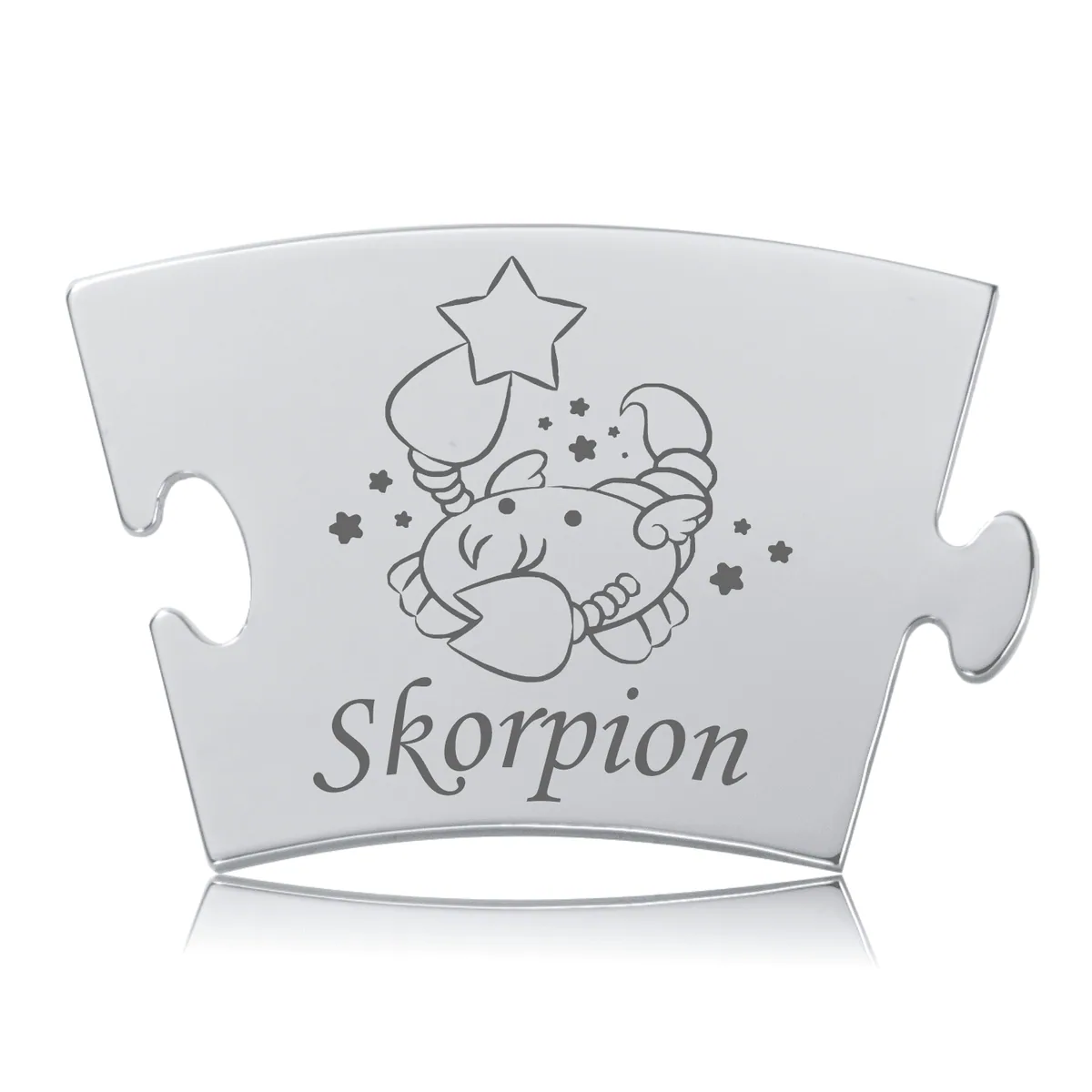 Stjernetegn Skorpion brik i håndpoleret rustfrit stål med lasergraveret Skorpion-motiv og stjerner. Designet til Memozz Classic mindetavlen.