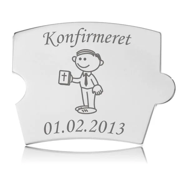 Memozz Spin brik til konfirmation for dreng, med teksten "Konfirmeret" og tegning af en konfirmand, graveret i rustfrit stål.