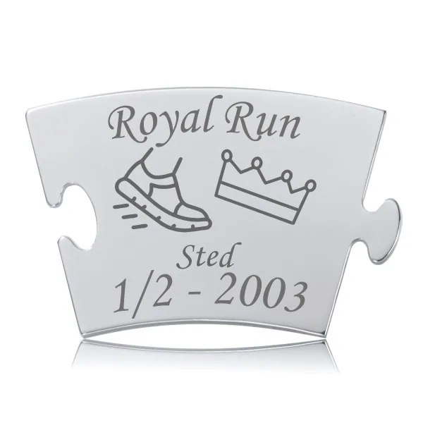 Memozz Classic Royal Run brik i poleret stål med indgraverede løbesko, krone, "Royal Run", "Sted" og dato