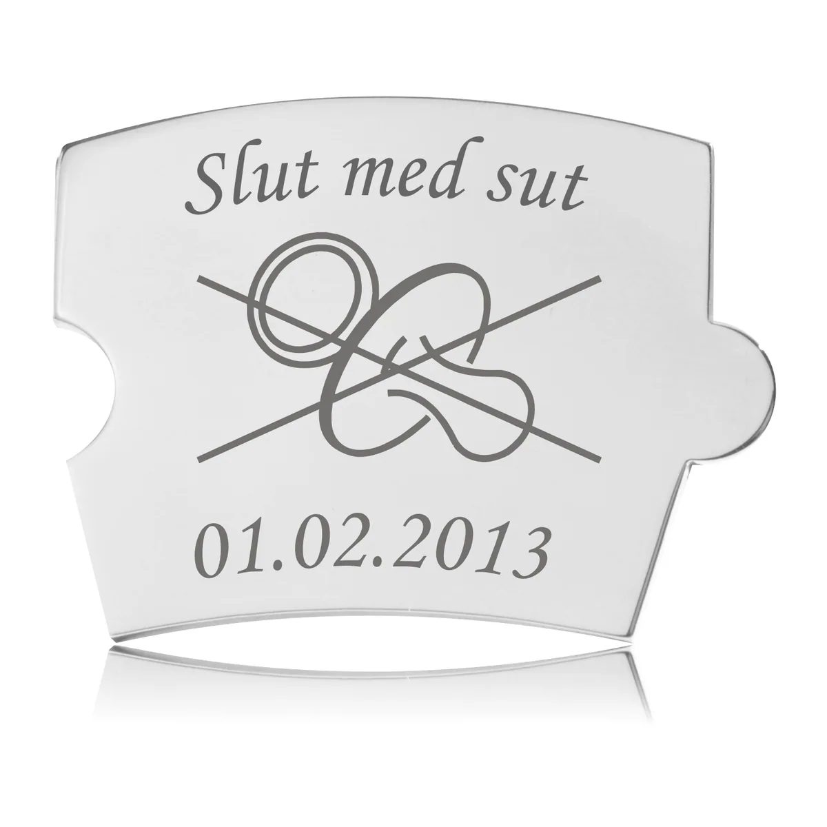 Blankpoleret rustfri stål brik til Memozz Spin. Graveret ikon af en sut med streg over. Teksten "Slut med sut" er smukt indgraveret.