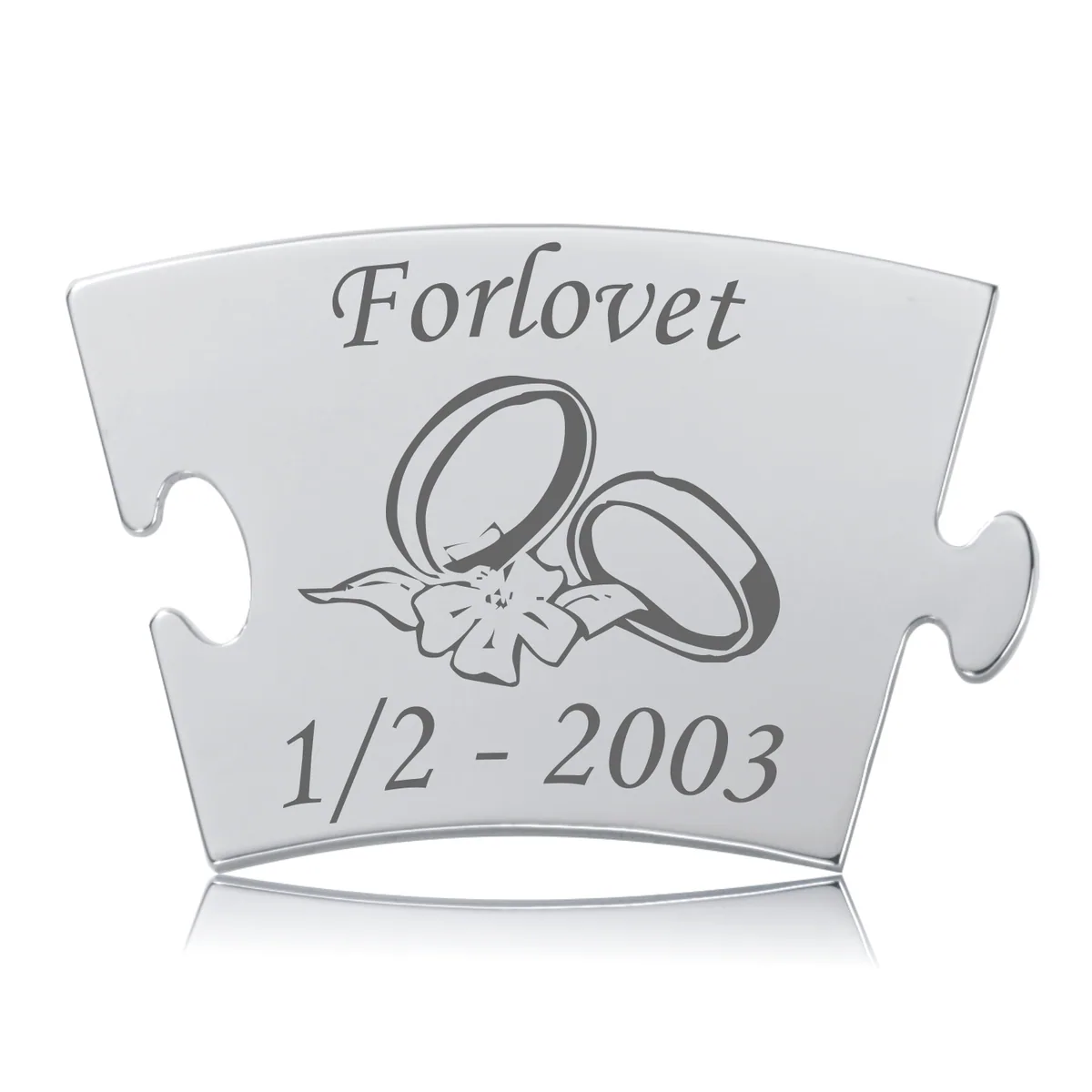 Blankpoleret Memozz Classic brik i rustfrit stål for forlovelse, med graveret blomst, to ringe, og dato.