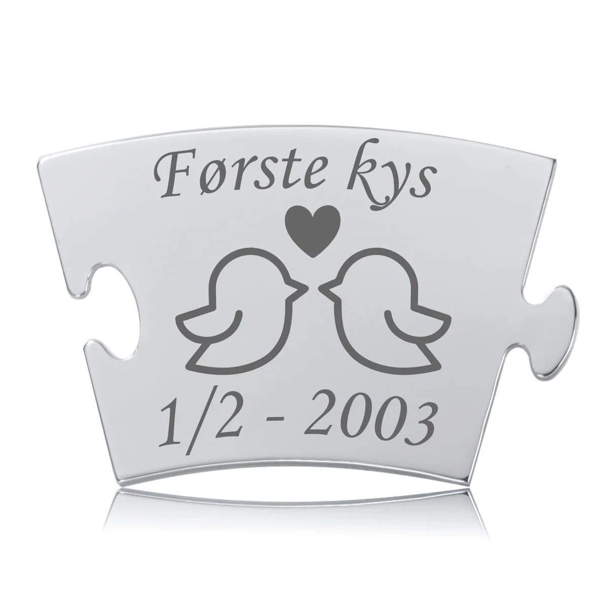 Memozz Classic brik "Første kys" med to fugle og hjerte, i skinnende rustfrit stål med mørk lasergravering for at forevige et romantisk øjeblik.