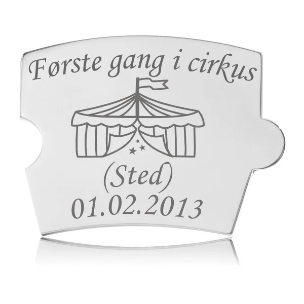Memozz Spin mindebrik "Første gang i cirkus" i poleret stål med cirkustelt og tekst.