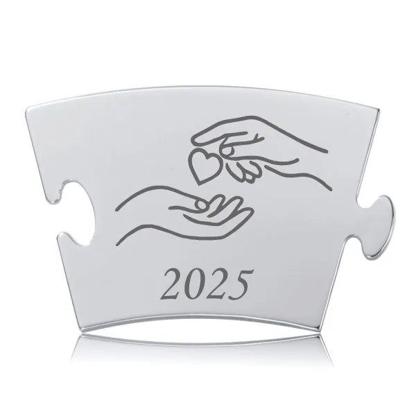 Blank, rektangulær Memozz Classic årsbrik 2025 i poleret stål med afrundede hjørner og et hjerteoverdragende motiv graveret.