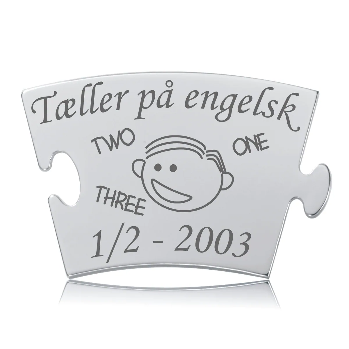 Memozz Classic brik "Tæller på engelsk - Dreng" i håndpoleret rustfrit stål med mørk lasergravering af tælling og drengeansigt.