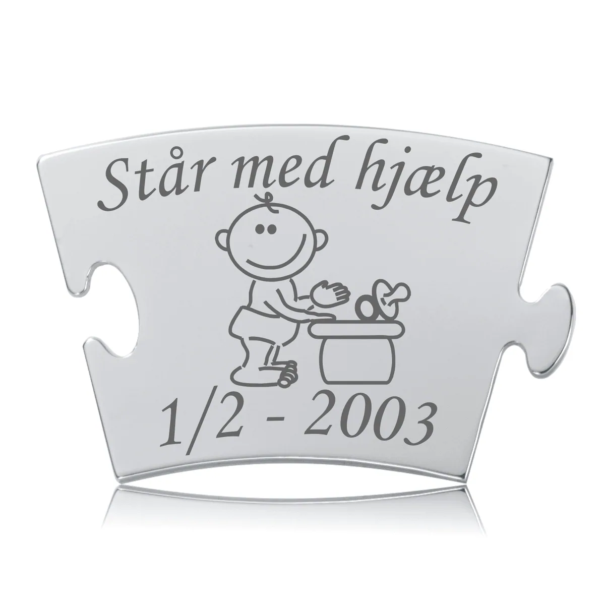 Memozz Classic mindebrik "Står med hjælp" i håndpoleret rustfrit stål med mørk lasergravering af barn og tekst.