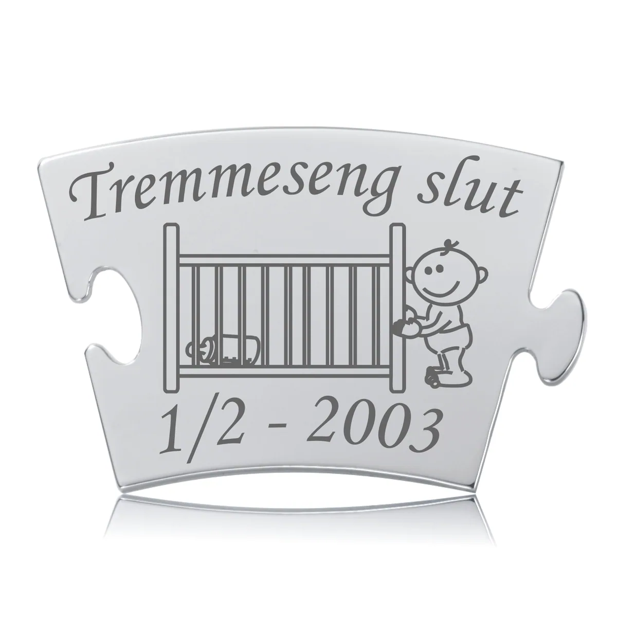 Memozz Classic "Tremmeseng slut" brik i håndpoleret rustfri stål med detaljeret mørk lasergravering af tremmeseng og baby.