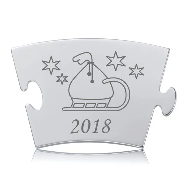 Blankpoleret julebrik fra 2018 med en gravering af julemanden i sin slæde og stjerner omkring, samt årstallet 2018