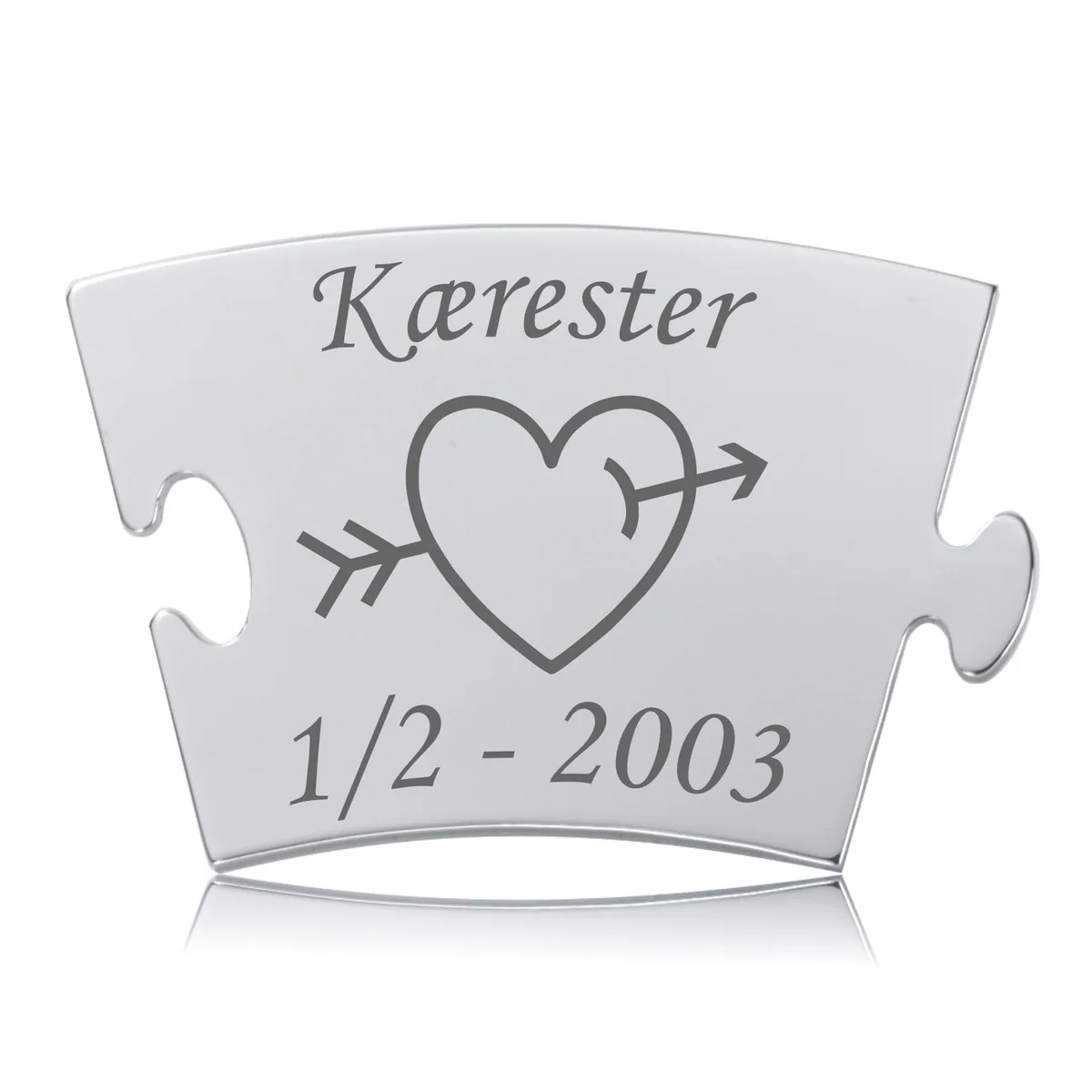 Memozz Classic brik "Kærester" i blankpoleret rustfrit stål med tydelig mørk lasergravering af "Kærester" og et hjerte med pil