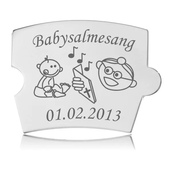 Memozz Spin brik i stål til minde om babysalmesang. Brikken har en gravering af en baby, noder og tekst.
