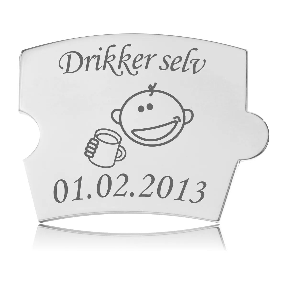Memozz Spin Drikker selv brik i håndpoleret rustfrit stål med gravering af et smilende barn og en kop.