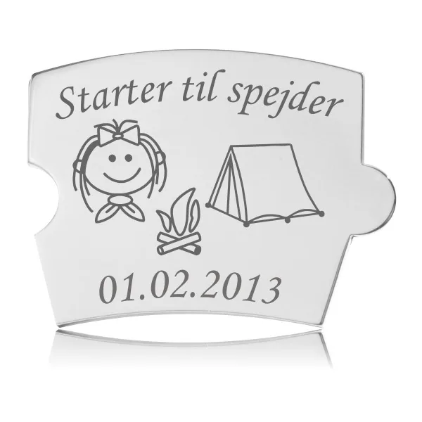 Rundpoleret Memozz Spin "Starter til spejder - pige" brik i rustfrit stål med lasergravering af spejderpige, bål og telt