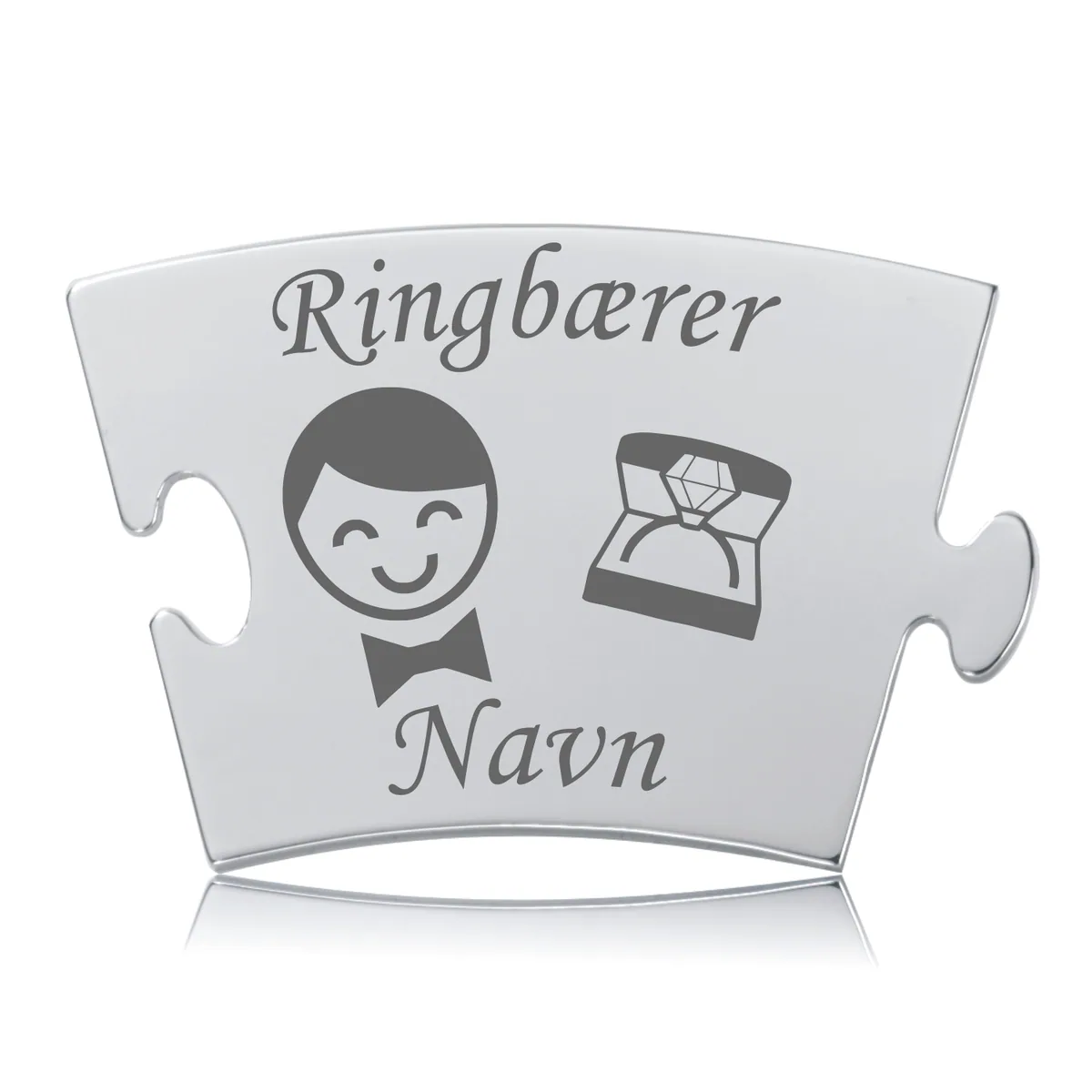 Ringbærer brik i poleret rustfrit stål med gravering af glad dreng med butterfly og vielsesring i æske til Memozz Classic mindetavle.