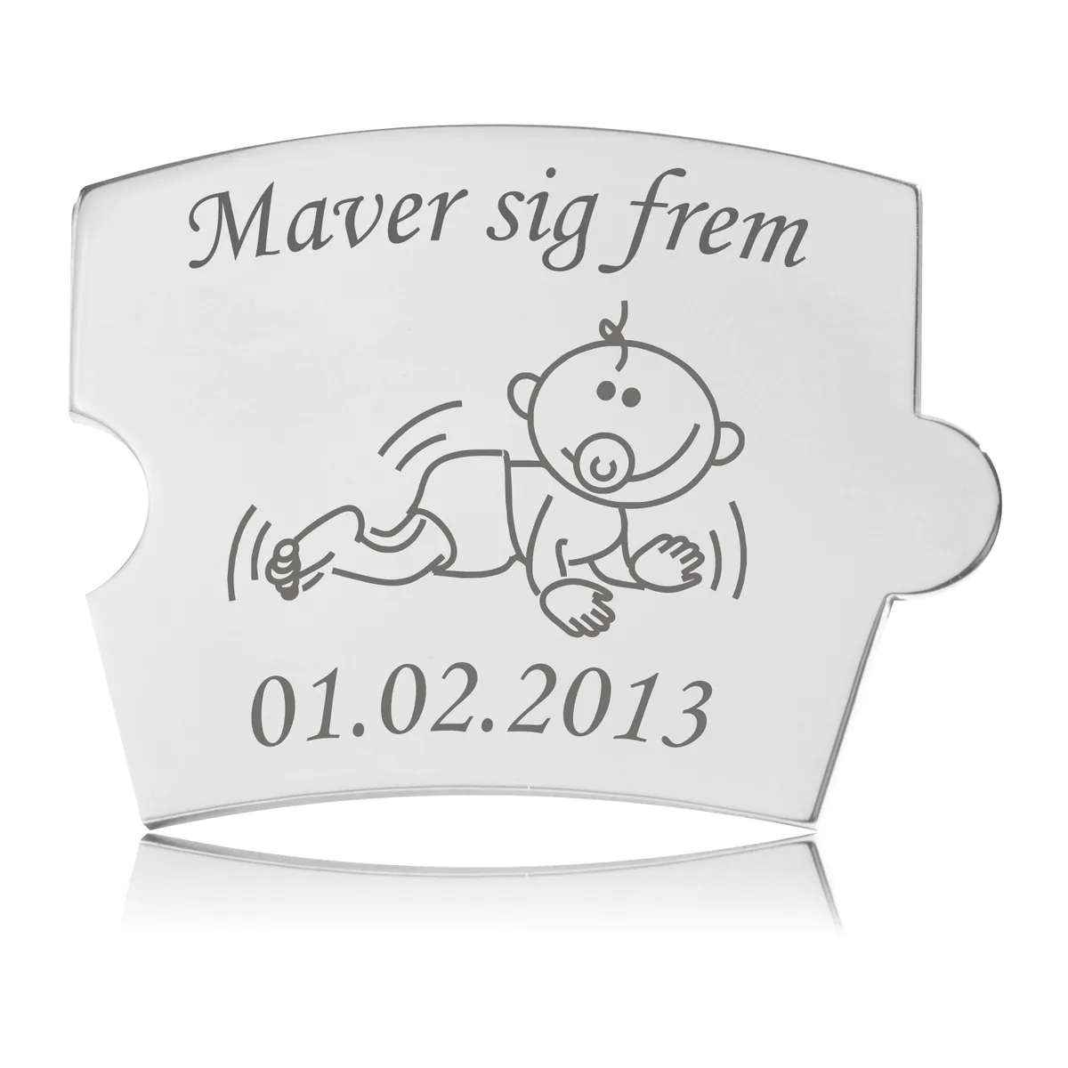Memozz Spin brik i håndpoleret rustfrit stål med gravering af kravlende baby og teksten "Maver sig frem".