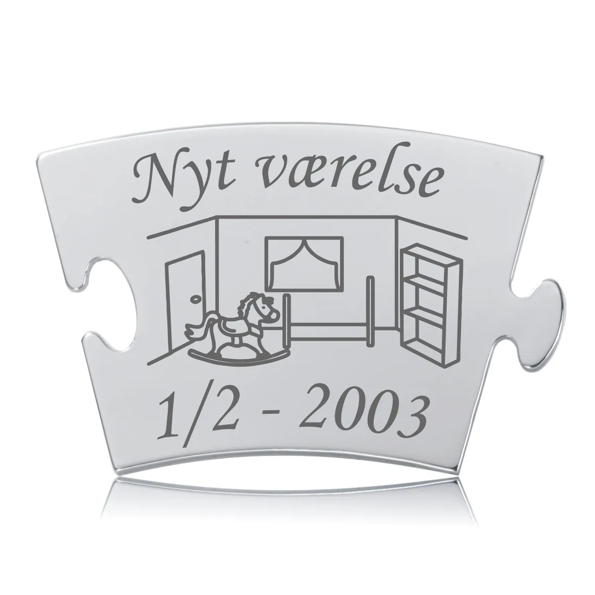 Memozz Classic brik "Nyt værelse" med gravering af værelse og personlig dato, i håndpoleret rustfrit stål