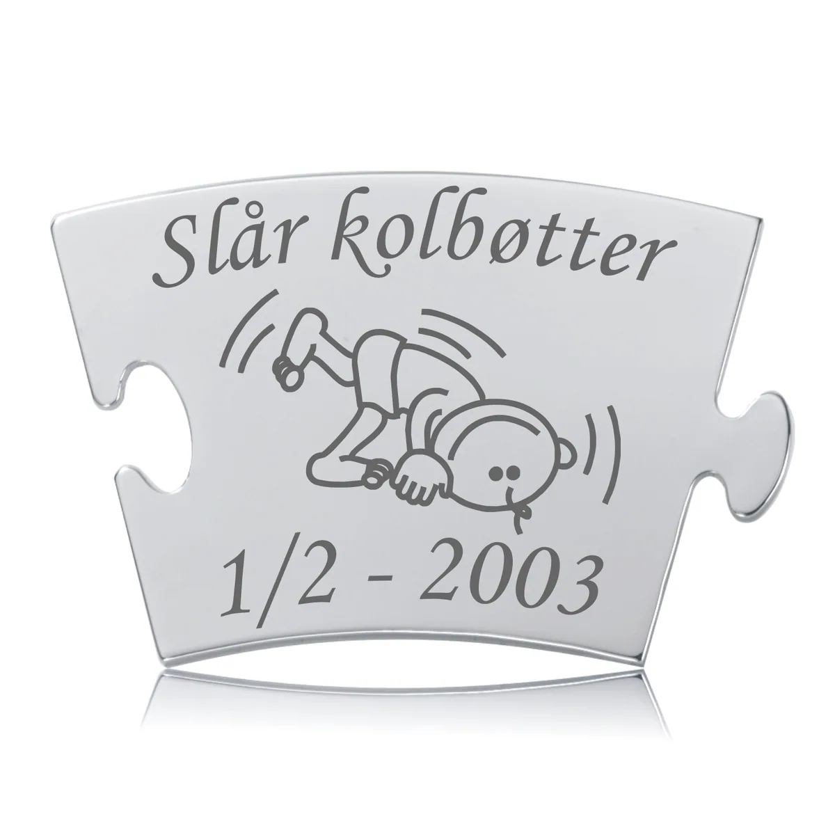 Memozz Classic mindebrik "Slår kolbøtter" med illustration af barn der slår kolbøtte, i blankpoleret rustfrit stål.