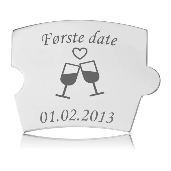 Spin Første Date Model Glas brik med gravering af to skålene glas, et hjerte og datotekst. Det er en skinnende sølvfarvet overflade af håndpoleret rustfrit stål.