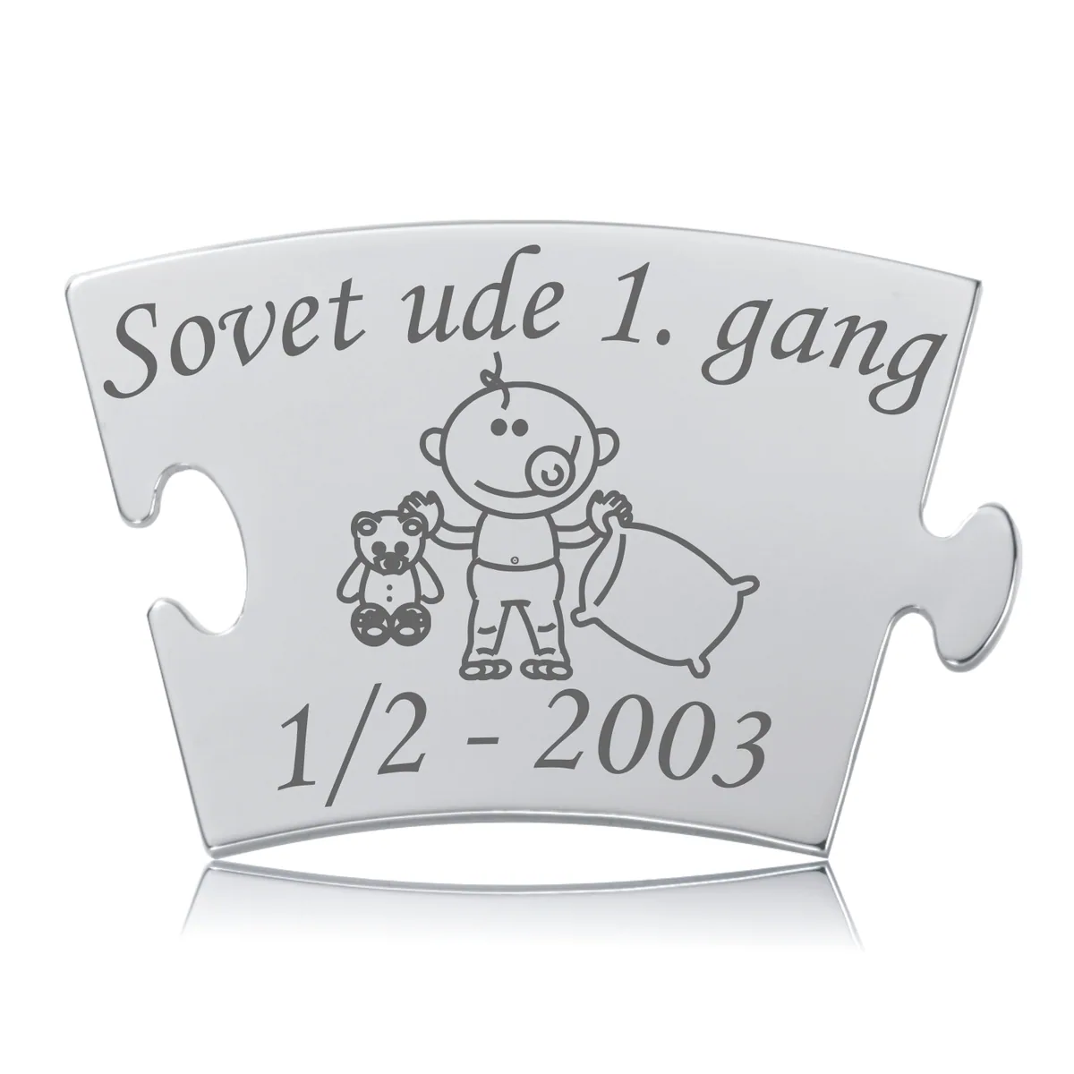 Memozz Classic brik "Sovet ude 1. gang" med gravering af smilende baby, bamse og pude på sølvfarvet stål