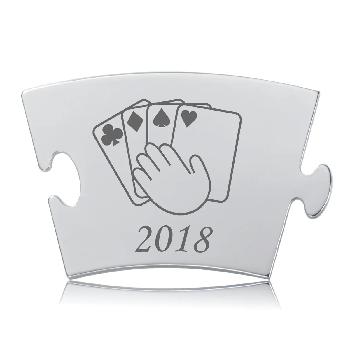 Blankpoleret Memozz Classic årsbrik 2018 med motiv af en hånd med spillekort og årstallet 2018 indgraveret.