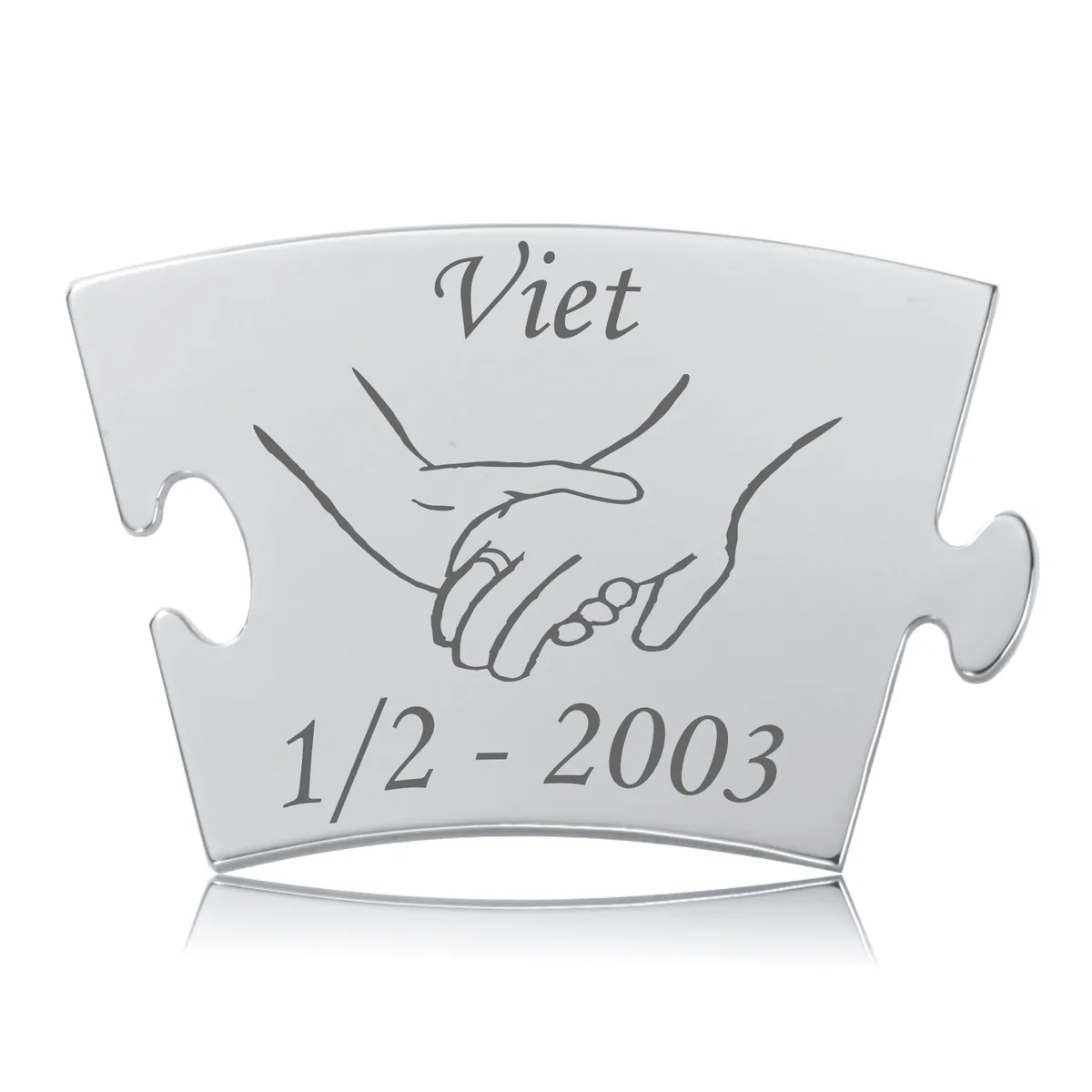 Memozz Classic brik "Viet - Model Hænder" i blankt, rustfrit stål med gravering af to hænder og en dato, reflekterende overflade.