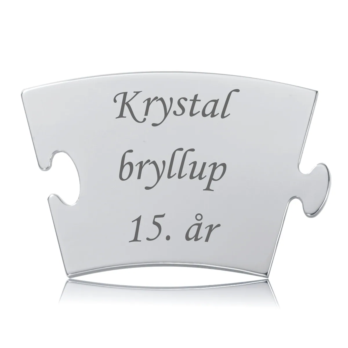Rektangulær, skinnende Memozz Classic brik i rustfrit stål med teksten "Krystal bryllup 15. år" graveret i mørk grå skrifttype.