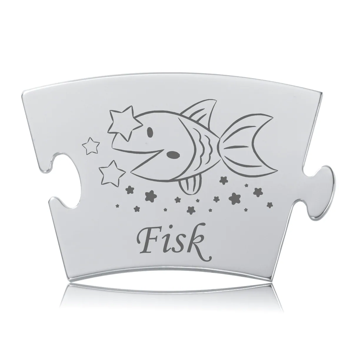 Memozz Classic Stjernetegn Fisk mindebrik i håndpoleret stål med mørk lasergravering af en glad fisk og stjerner