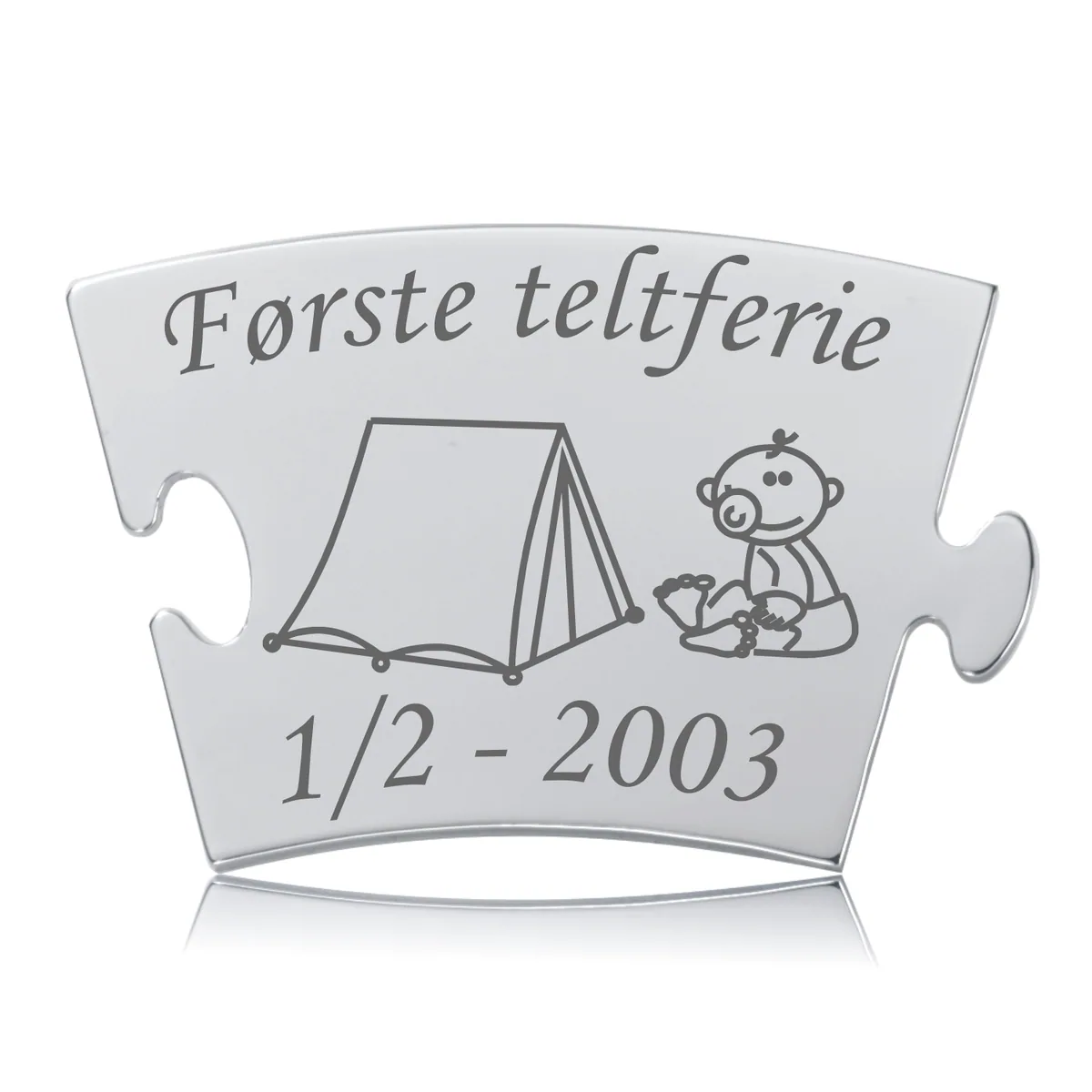 Memozz Classic brik "Første teltferie" i rustfrit stål med lasergravering af telt og en babyfigur