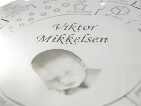 Nærbillede af Memozz Spin startsæt gravering