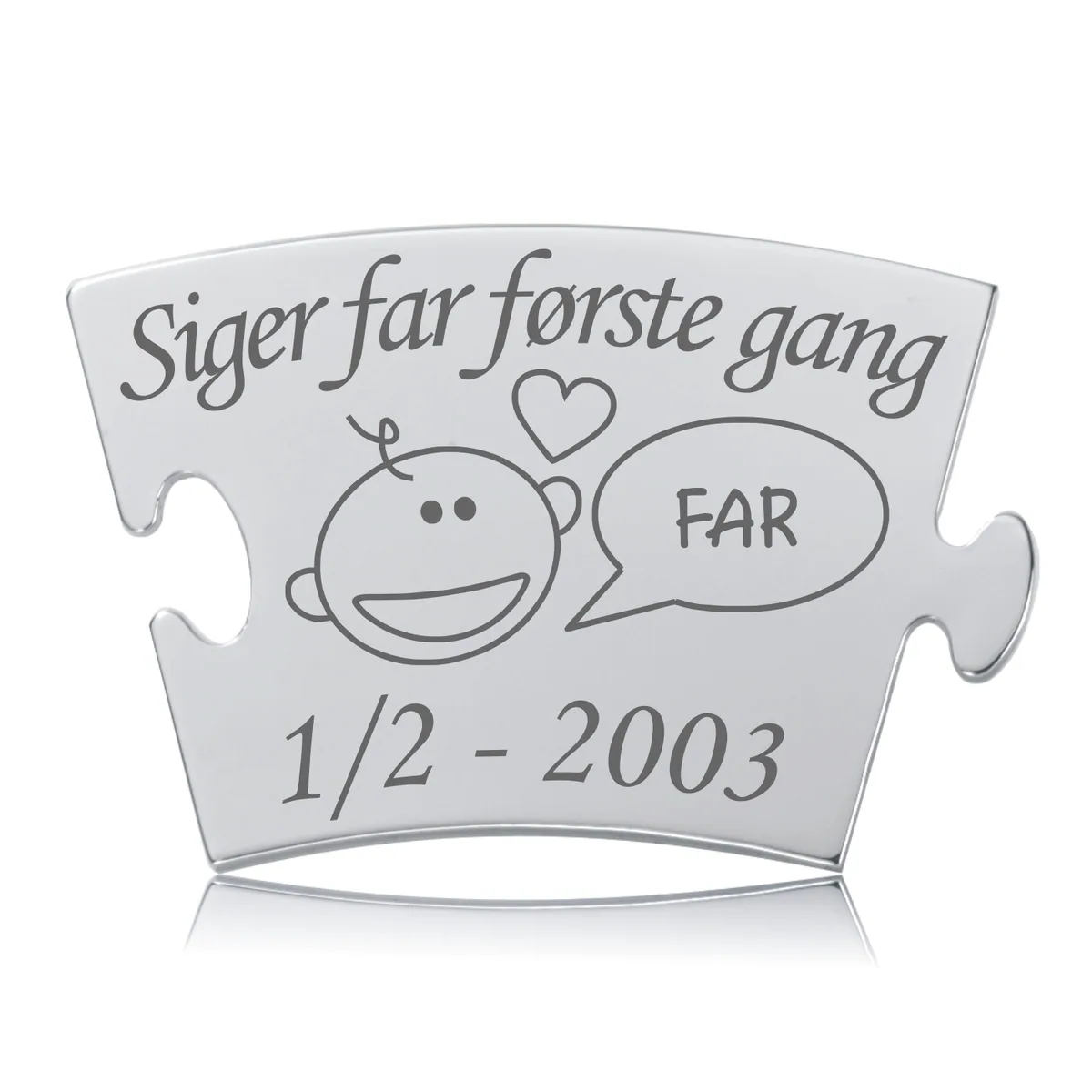 Memozz Classic brik i rustfrit stål med graveringen "Siger far første gang" og et babyansigt.