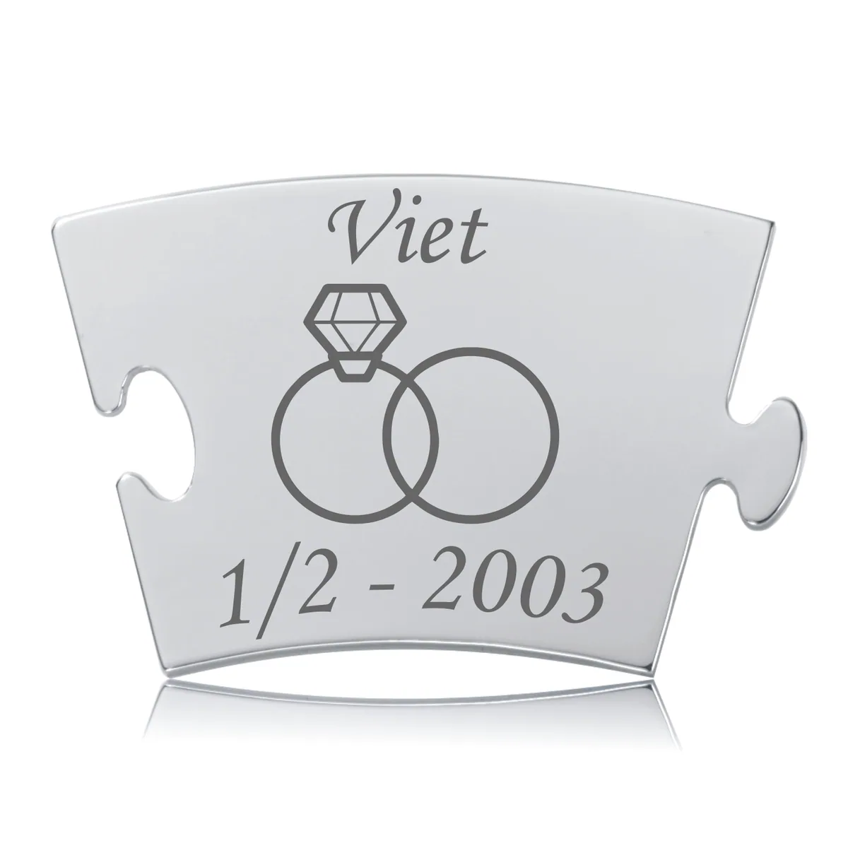 Memozz Classic brik "Viet - Model Ringe" i poleret rustfrit stål. Viser to sammenflettede ringe og teksten "Viet".
