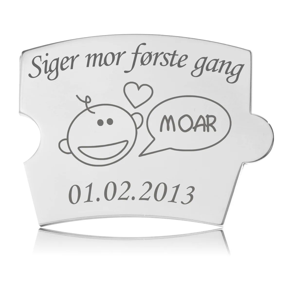 Memozz Spin brik i håndpoleret rustfrit stål med teksten "Siger mor første gang" og sød babyillustration, klar til at blive sat i en Memozz Spin mindetavle.
