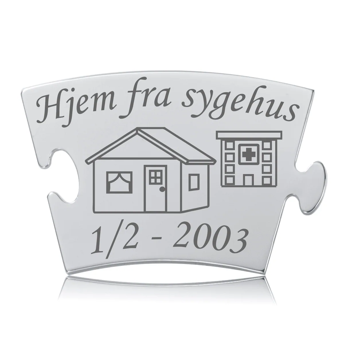 Memozz Classic brik "Hjem fra sygehus" i sølvfarvet rustfrit stål med hus- og sygehusikon samt tekst.