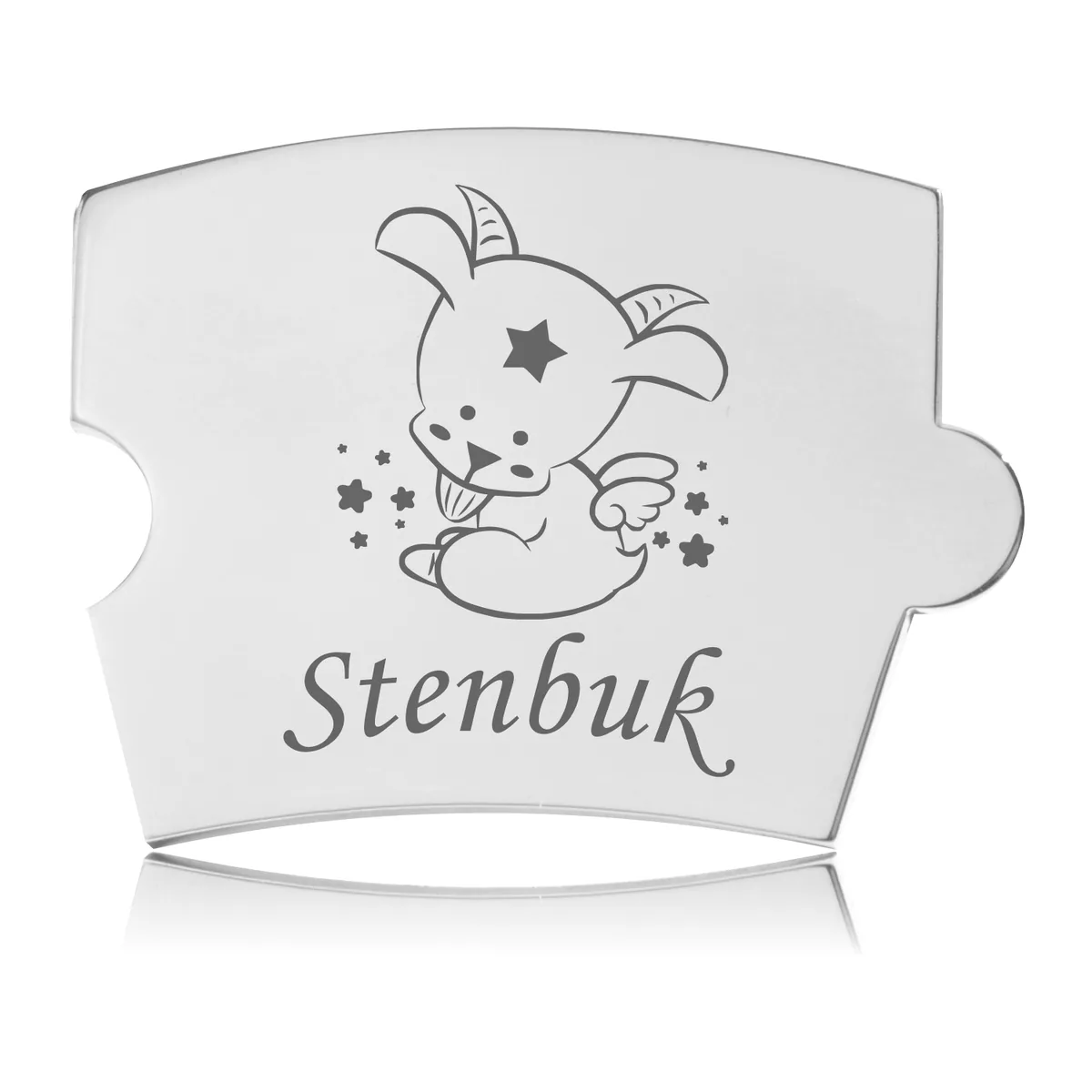 Memozz Spin brik med lasergraveret illustration af stjernetegnet Stenbuk med stjerneøje, vinger og omgivende stjerner på håndpoleret rustfrit stål.