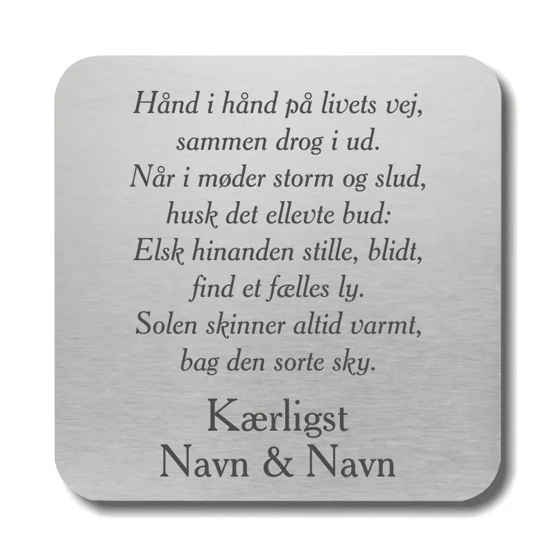 Citatplade 'Hånd i hånd' graveret med hjertevarme ord om kærlighed og sammenhold på en sølvfarvet baggrund.