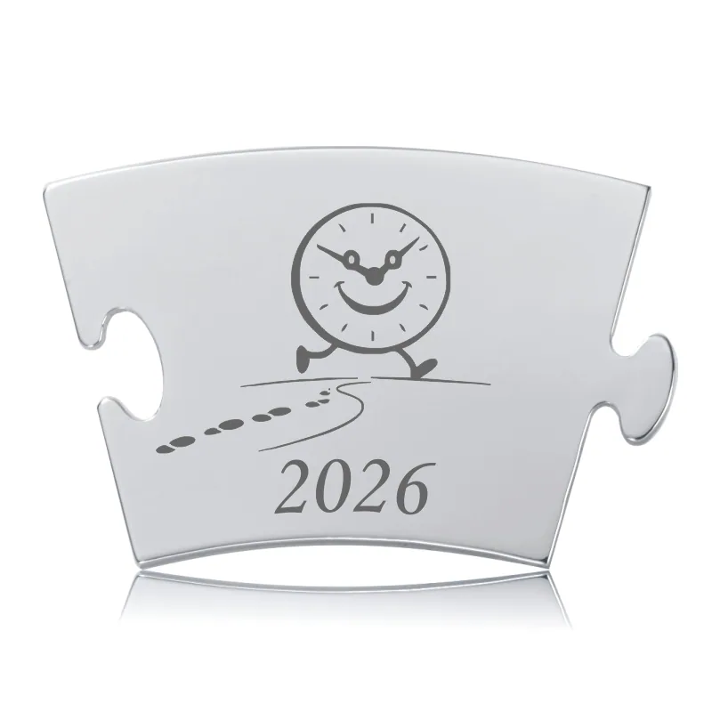 Årsbrikken 2026 i poleret rustfrit stål med graveret smilende ur og fodspor, ideel til Memozz Classic mindetavler.