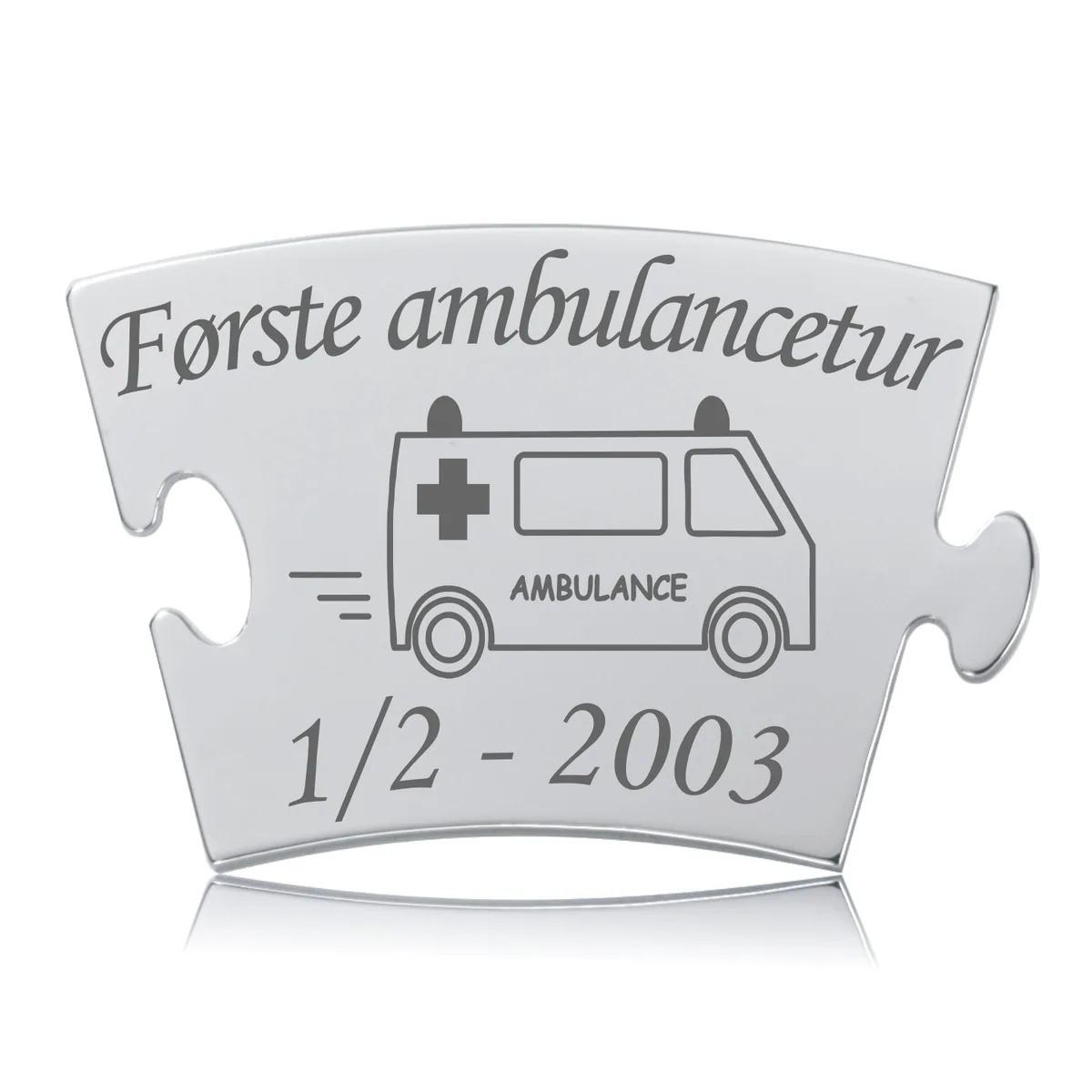 Memozz Classic brik "Første ambulancetur" med illustration af ambulance på graveret rustfrit stål