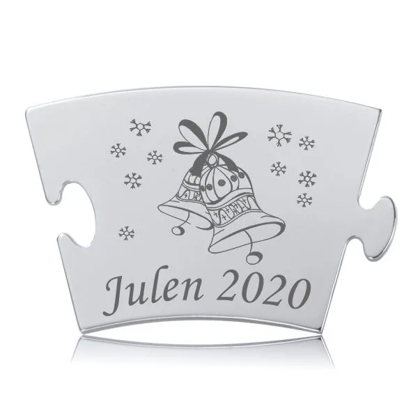 Årets Julebrik 2020 i håndpoleret rustfrit stål med graverede juleklokker, snefnug og teksten "Julen 2020".