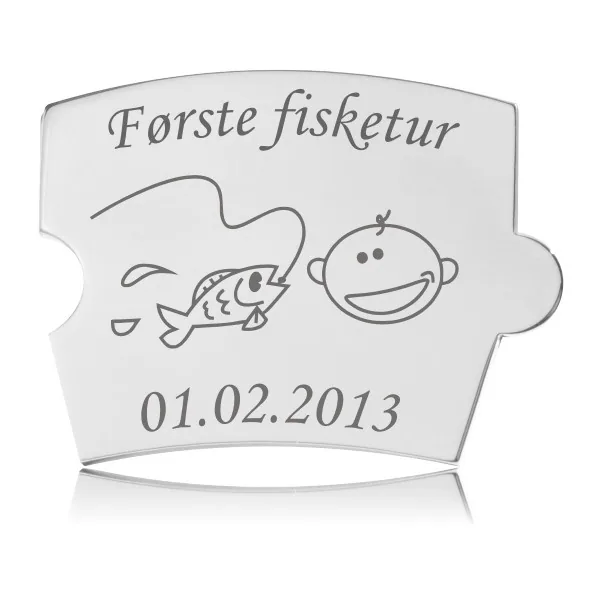 Memozz Spin brik Første fisketur i håndpoleret rustfrit stål med lasergraveret motiv af fiskestang, fisk og smilende ansigt