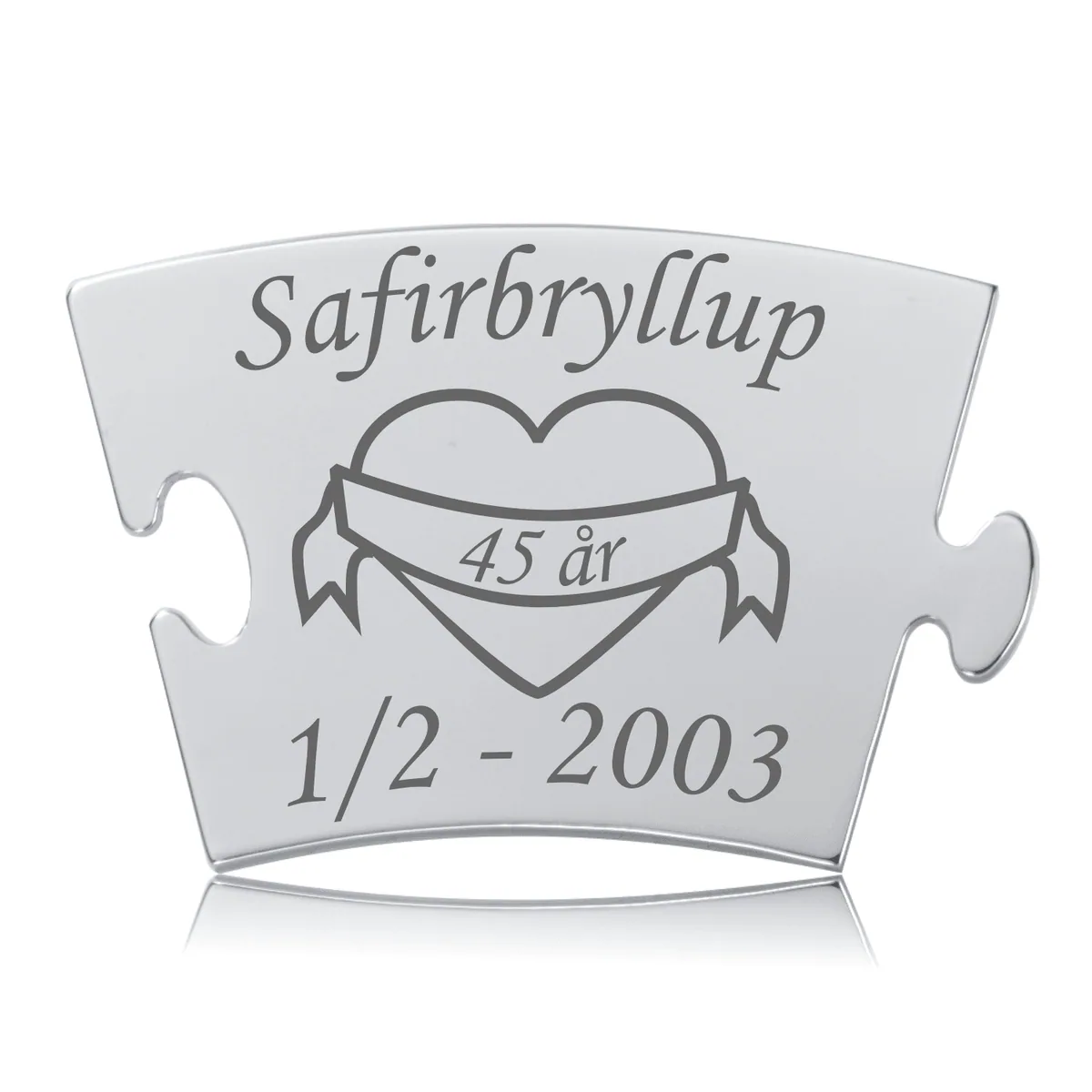 Blankpoleret Safirbryllup brik i rustfrit stål med gravering af "Safirbryllup", hjerte, "45 år" og "1/2 2003"