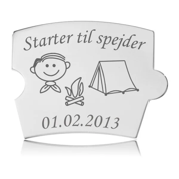 Memozz Spin brik i håndpoleret rustfrit stål med lasergravering "Starter til spejder" og illustration af spejder, bål og telt.