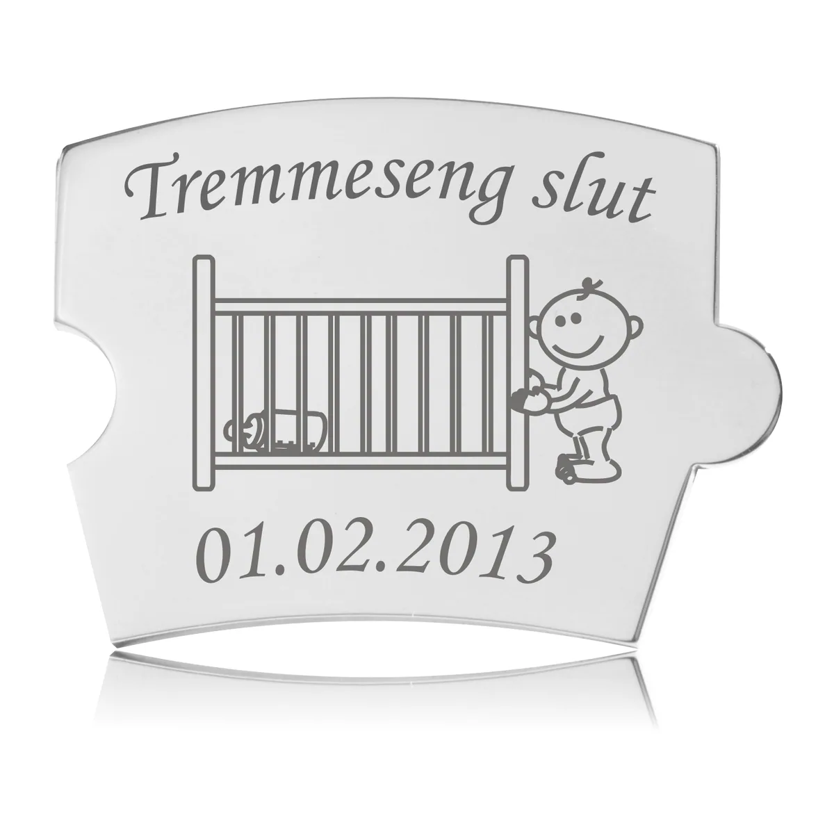 Memozz Spin brik i stål med gravering af baby ved tremmeseng og teksten Tremmeseng slut, til en personlig mindetavle.