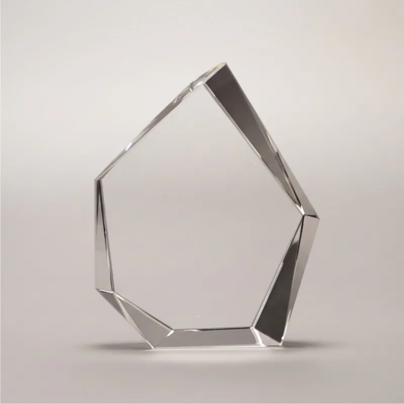Isbjergformet glasblok 6x10x13 cm i klart krystalglas til 3D-lasergravering