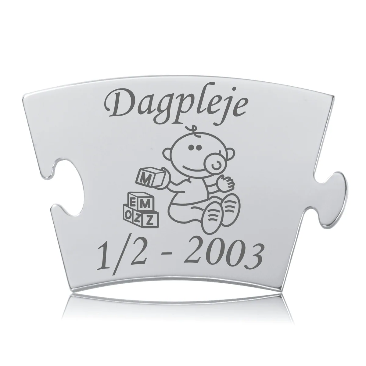 Memozz Classic Dagpleje brik i håndpoleret stål med lasergravering af baby og blokke