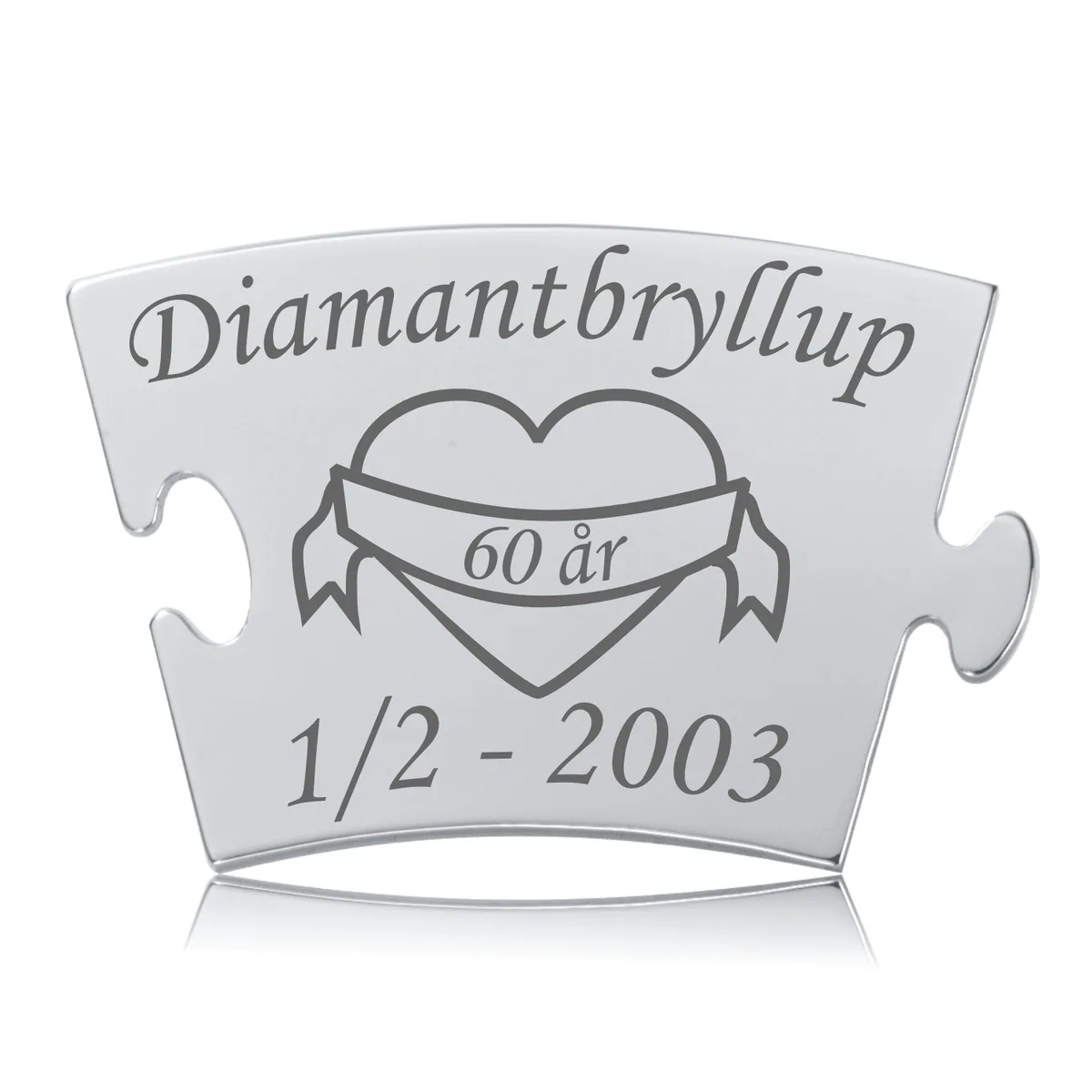 Memozz Classic brik graveret med "Diamantbryllup 60 år" og et hjerte med bånd på håndpoleret rustfri stål