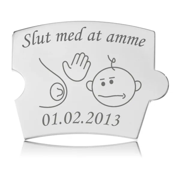 Memozz Spin brik i poleret rustfrit stål med "Slut med at amme" gravering og illustration af en baby der afviser amning