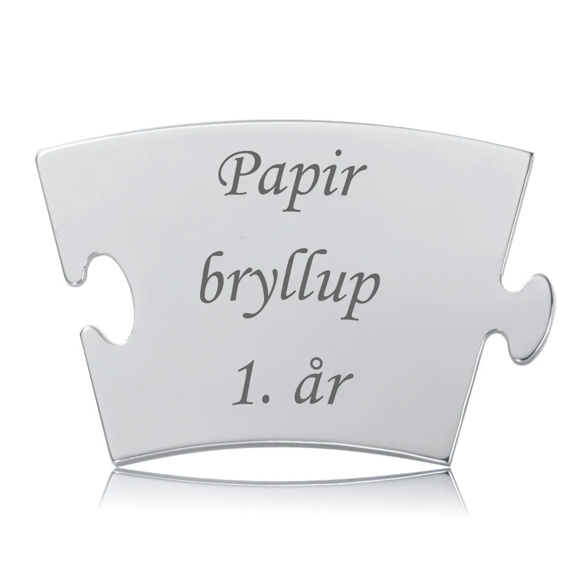 Blank, sølvfarvet Papirbryllup brik med teksten "Papir bryllup 1. år" graveret i midten